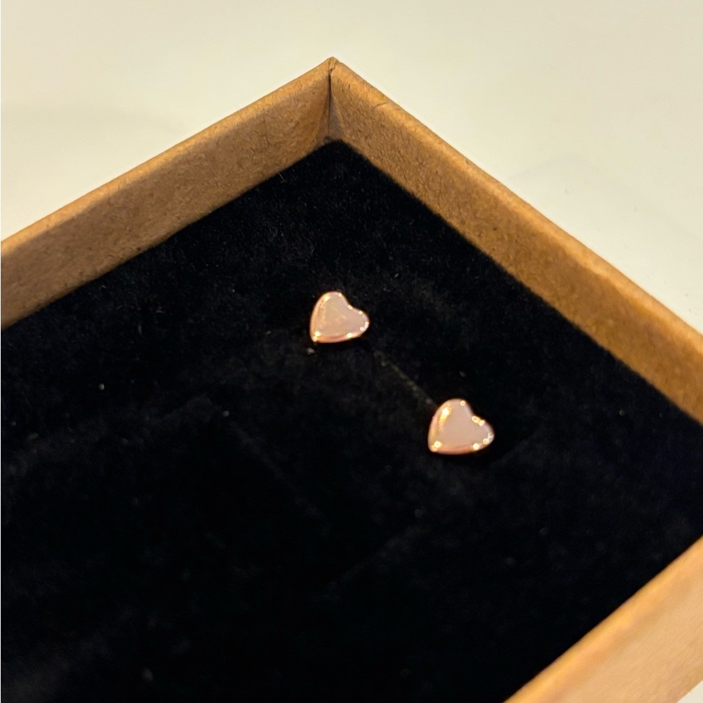 NWOT Elegant Heart-Shaped Rose Gold Stud Earrings